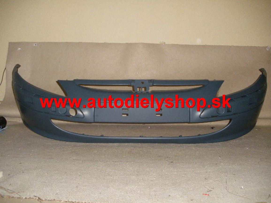 Peugeot 307 01-05 predný nárazník sivý s podkladom na lakovanie.