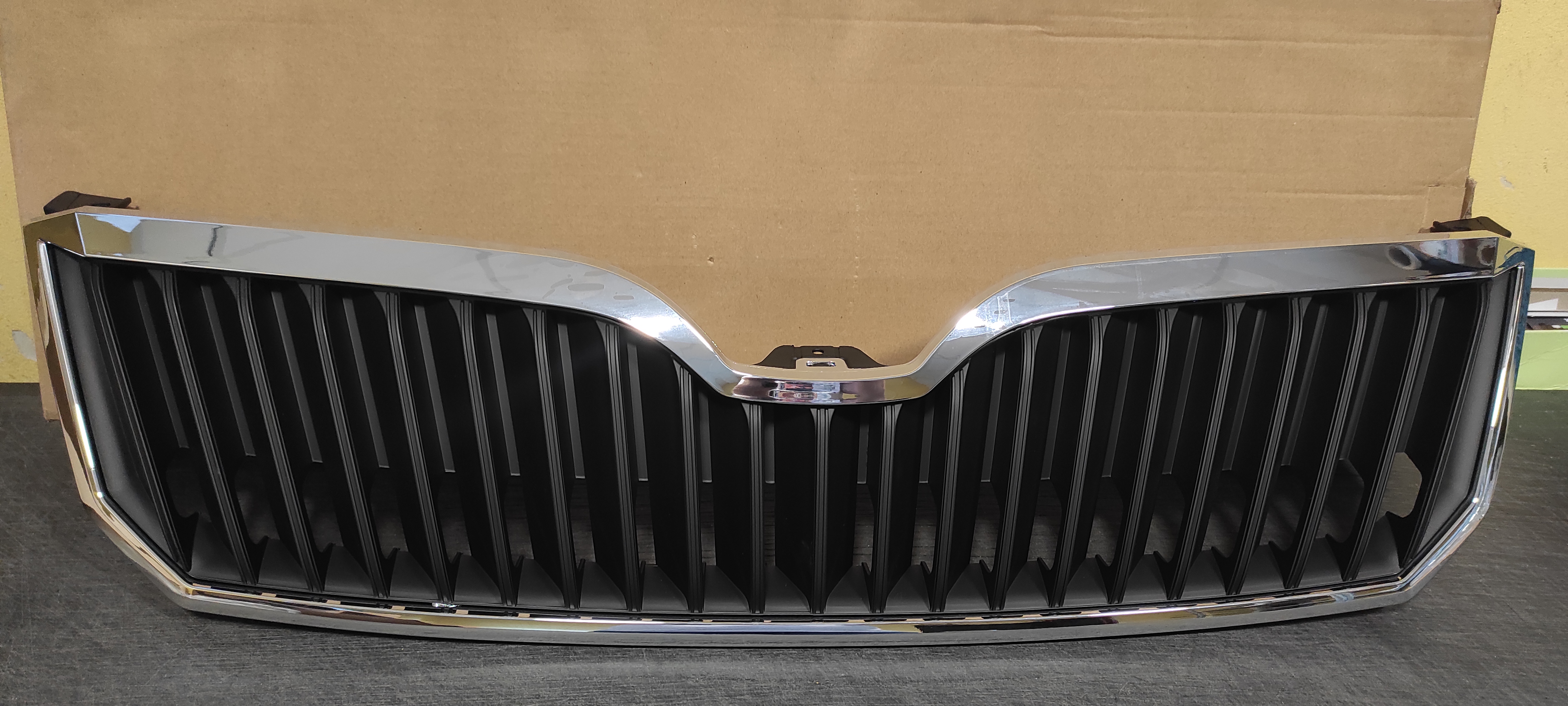 Škoda SUPERB II 5/2013- Predná maska