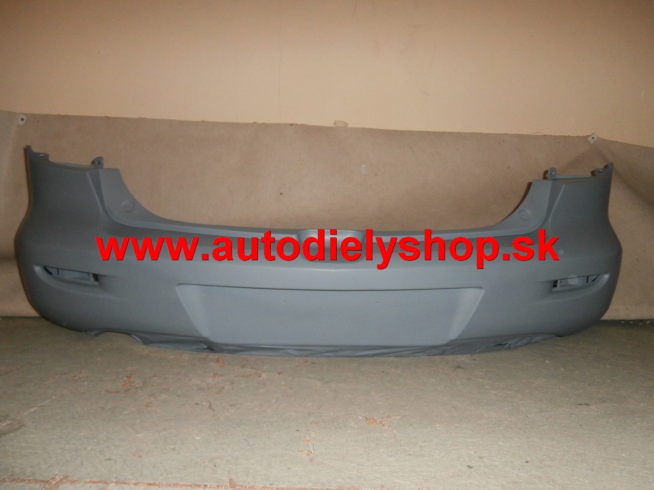  Mazda 3 10/03 - 06/2007  Zadný nárazník pre 5 dver auto.