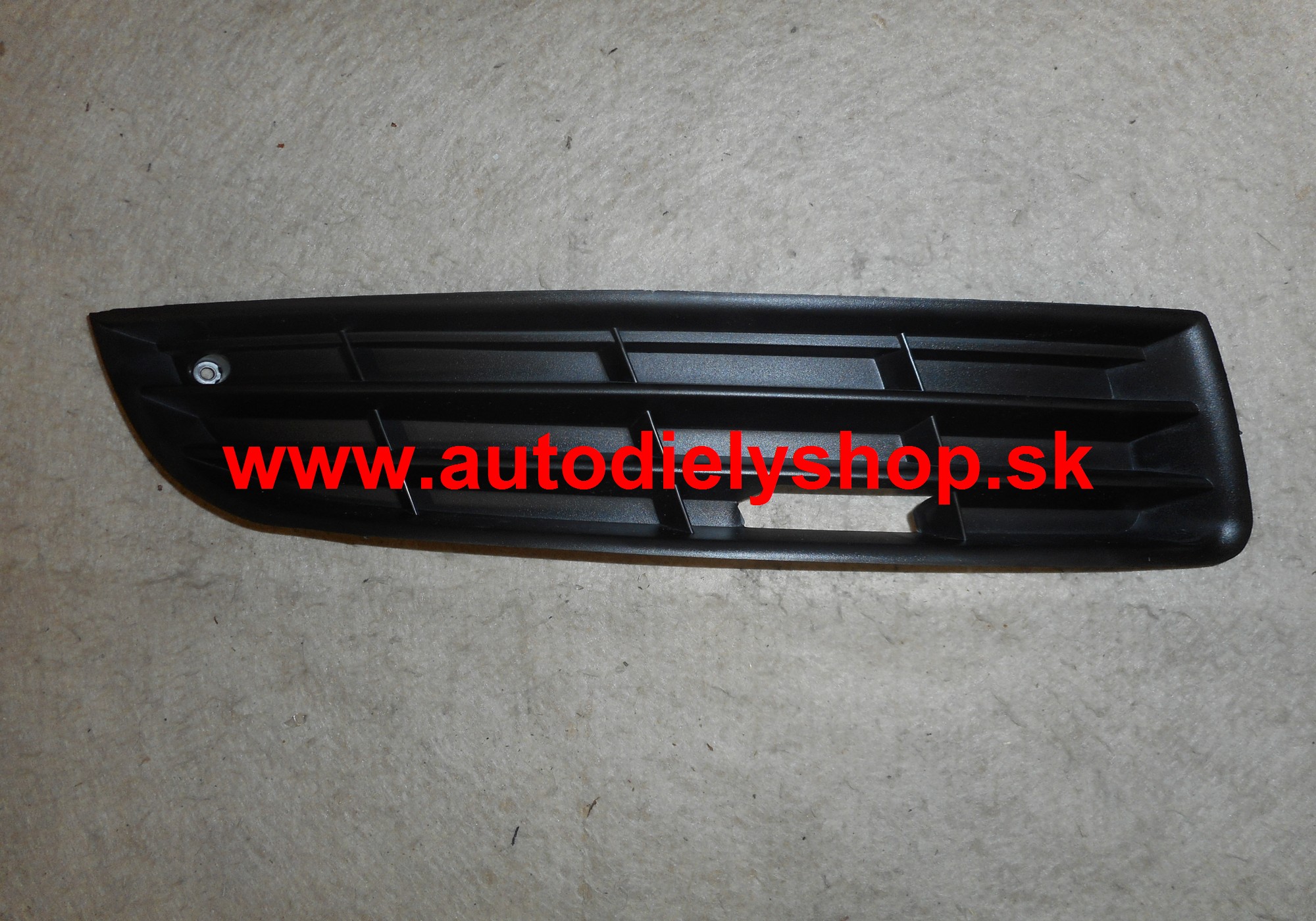 VW PASSAT "B6" 01/05- kryt v narazniku pravý bez otvoru na hmlovky 