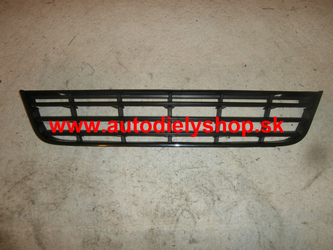 VW PASSAT "B6" 01/05- kryt v nárazníku,stred čierna