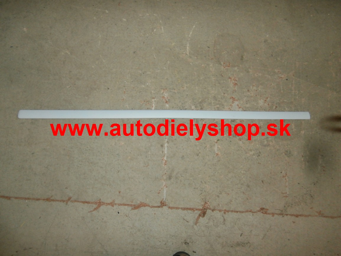 VW Golf V 8/03- Lišta predných dverí Pravá