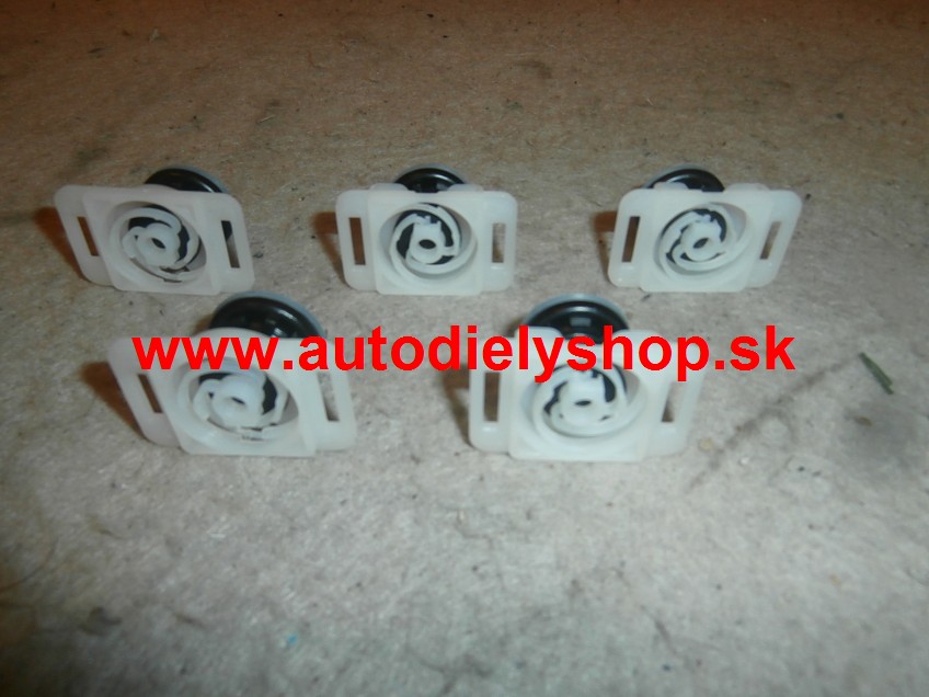 VW CADDY 3/04- príchytky čalúnenia dverí 5 ks