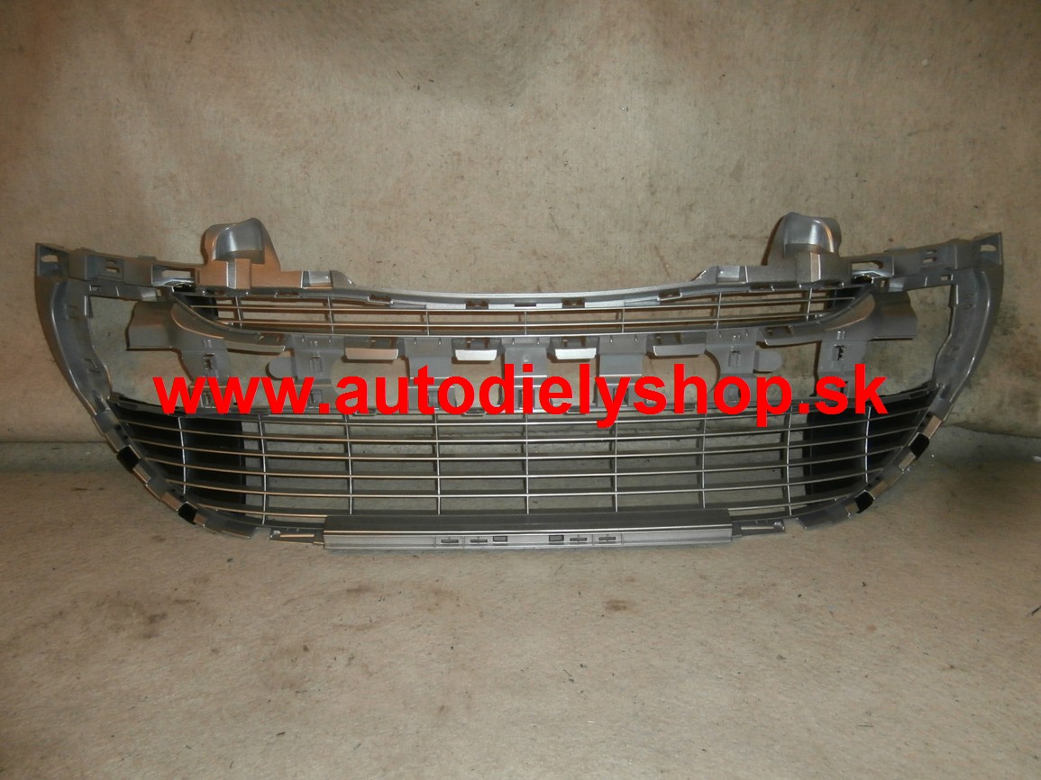  Peugeot 308 9/07- 2011  Stredná mriežka predného nárazníka, otvorená od 2007-