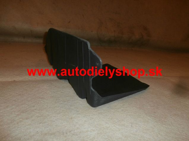 Opel CORSA D 01/11- kryt alternátora