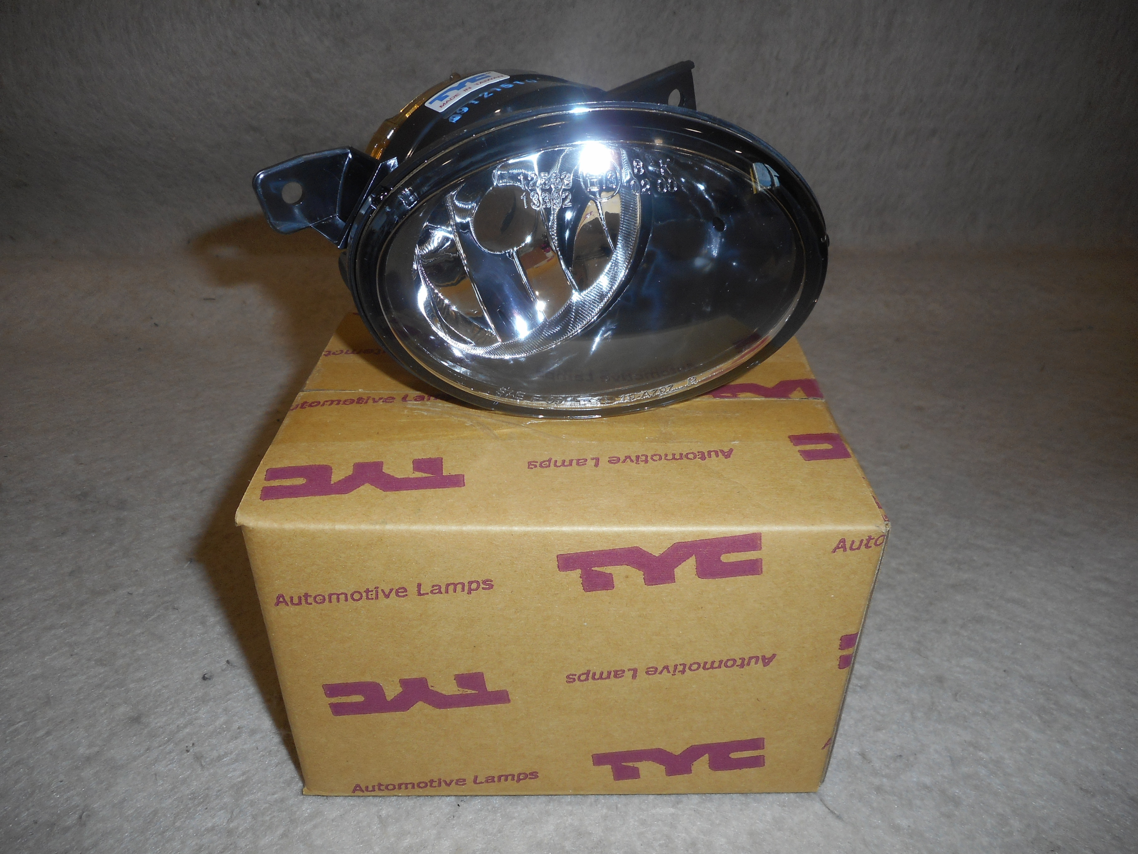 VW TRANSPORTER T5 11/2009- hmlovka pravá / TYC /